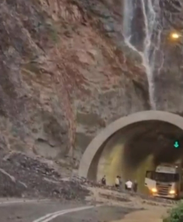 artvin-erzurum-karayolu-sel-ve-heyelan-nedeniyle-ulasima-kapandi-wY9XeQq3.jpg