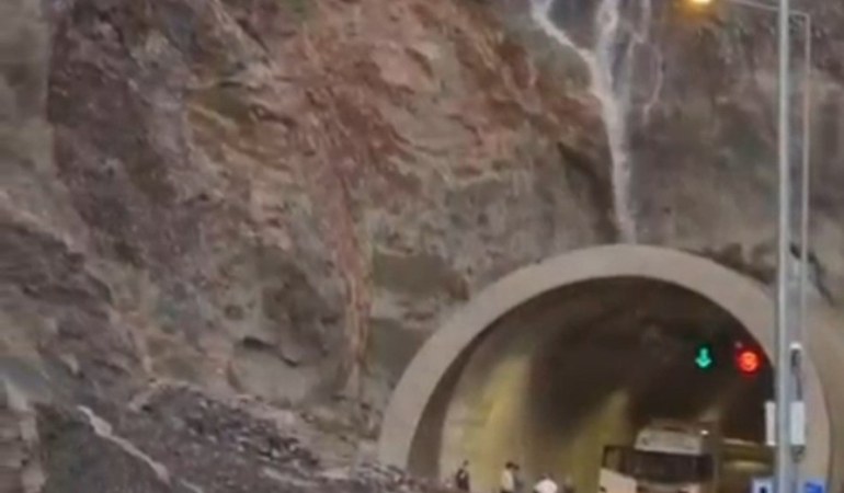 artvin-erzurum-karayolu-sel-ve-heyelan-nedeniyle-ulasima-kapandi-wY9XeQq3.jpg
