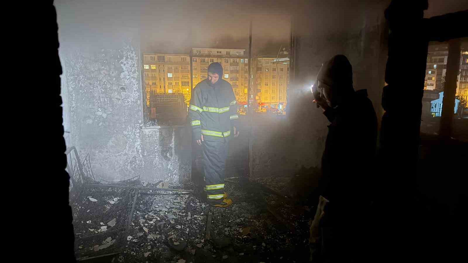 artvin hopada apartman dairesinde yangin panigi 2