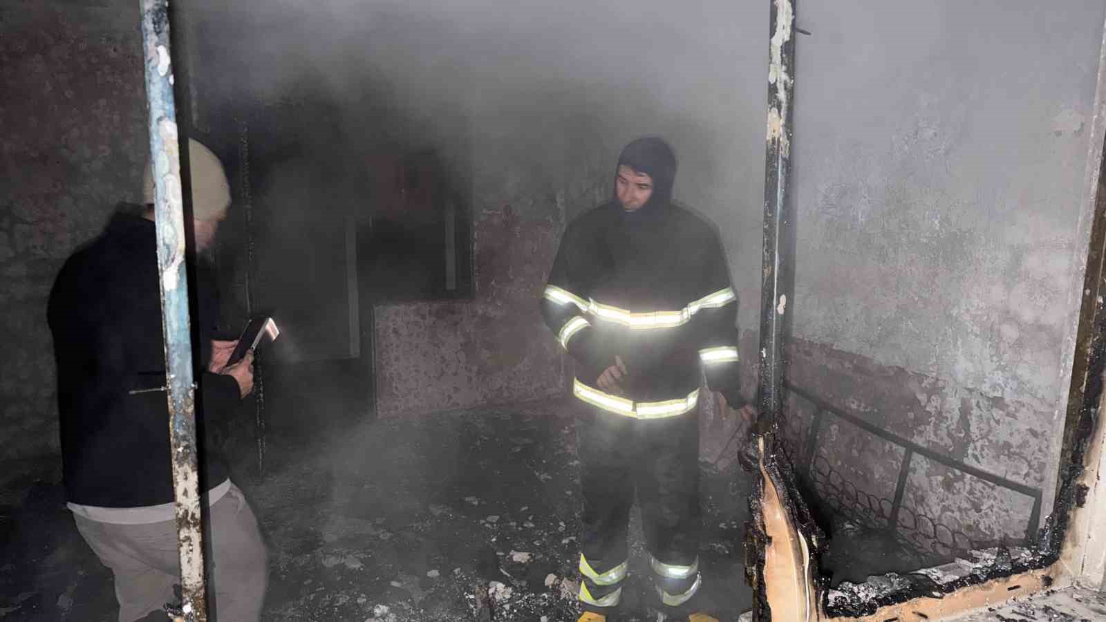 artvin hopada apartman dairesinde yangin panigi 3