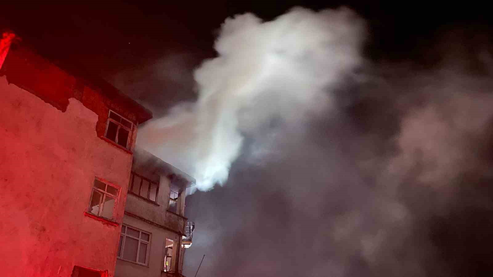 artvin hopada apartman dairesinde yangin panigi 4 E1us9QGs