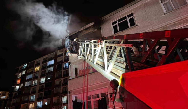 artvin-hopada-apartman-dairesinde-yangin-panigi-ZPGJgzmU.jpg