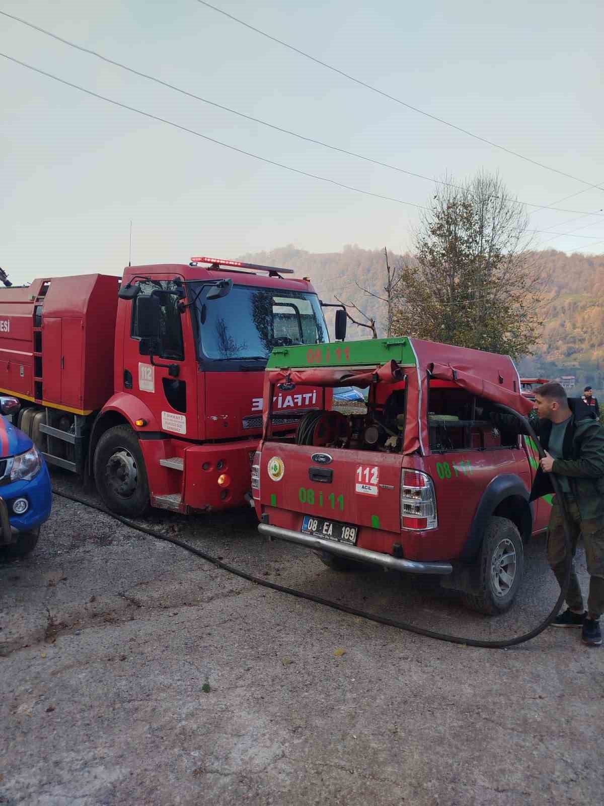 artvin hopada ziraat alaninda cikan yangin ormana sicradi 2 IfWE4tZ8