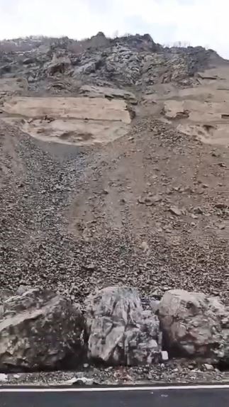 artvin savsat karayolunda heyelan 1 C9ke36lK