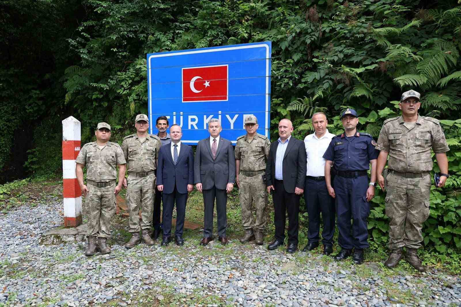 Artvin Valisi Ergün’den Gürcistan sınır karakollarında denetim 6 artvin valisi ergunden gurcistan sinir karakollarinda denetim 2 n7XsEGdk