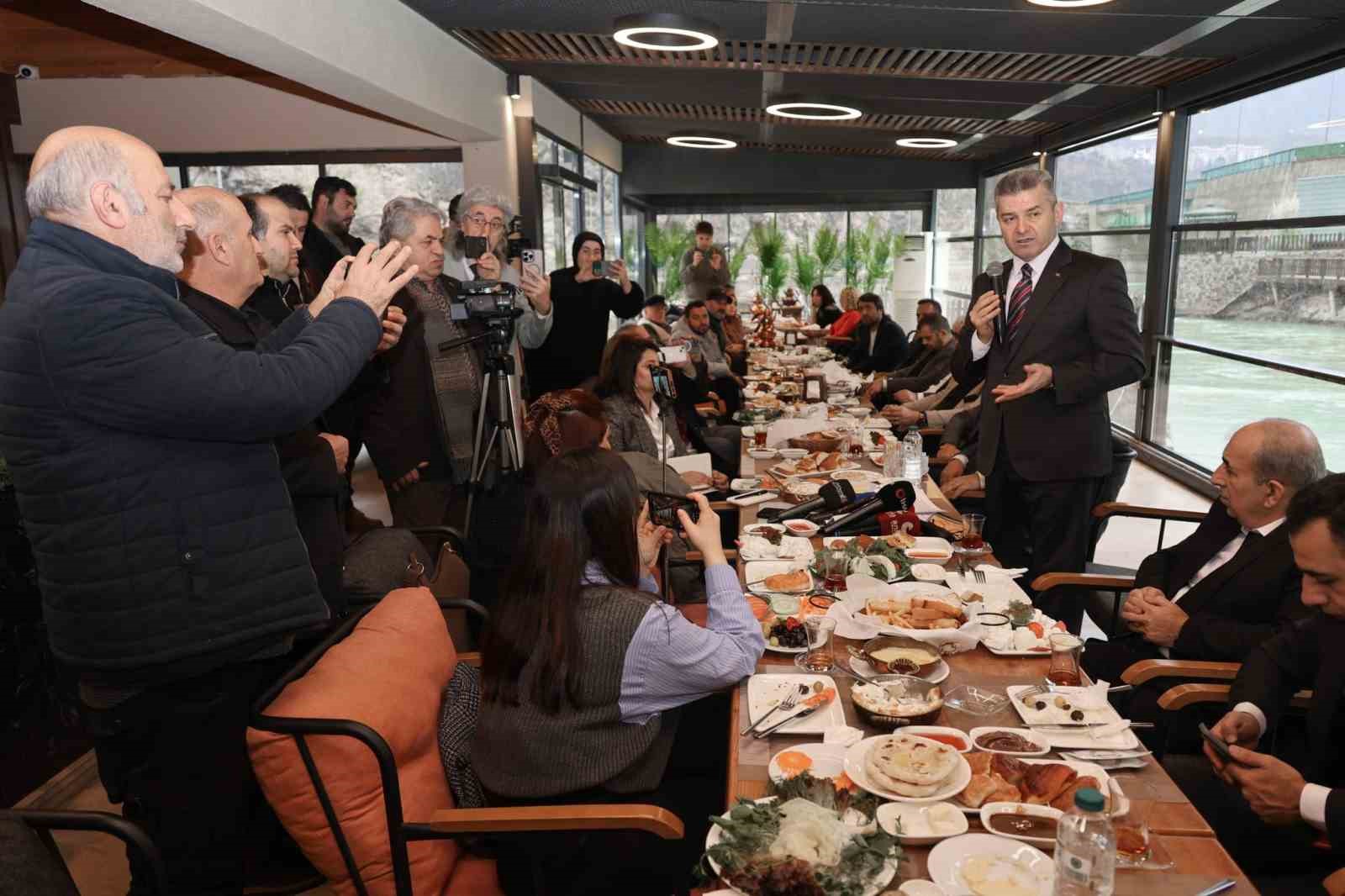 artvin valisi turan ergun sarp sinir kapisindan 2025 yilinda 5 milyonun uzerinde yolcu gecti Rhr8uM4Q