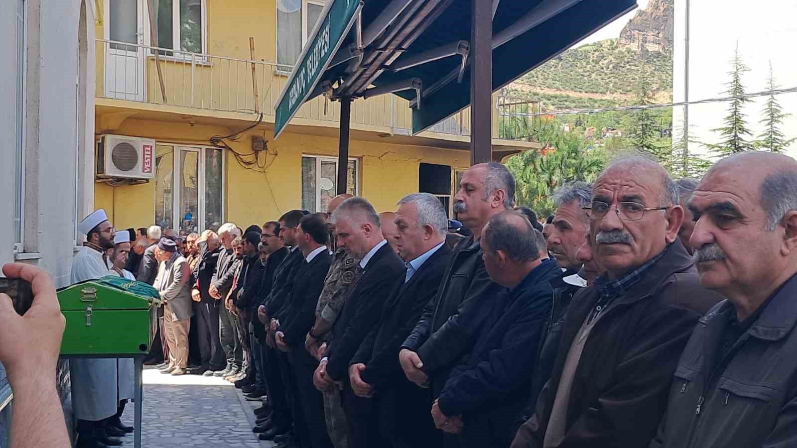 Artvin’de 4 ay sonra çığ altından çıkartılan Bülent Gezer son yolculuğuna uğurlandı 5 artvinde 4 ay sonra cig altindan cikartilan bulent gezer son yolculuguna ugurlandi 1 H7lCQveJ