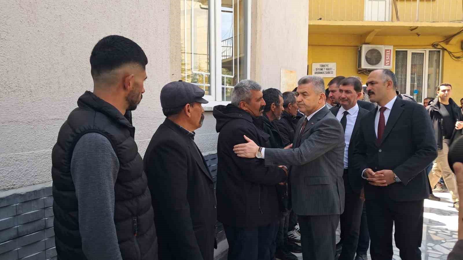 Artvin’de 4 ay sonra çığ altından çıkartılan Bülent Gezer son yolculuğuna uğurlandı 6 artvinde 4 ay sonra cig altindan cikartilan bulent gezer son yolculuguna ugurlandi 2 egJfUKTW