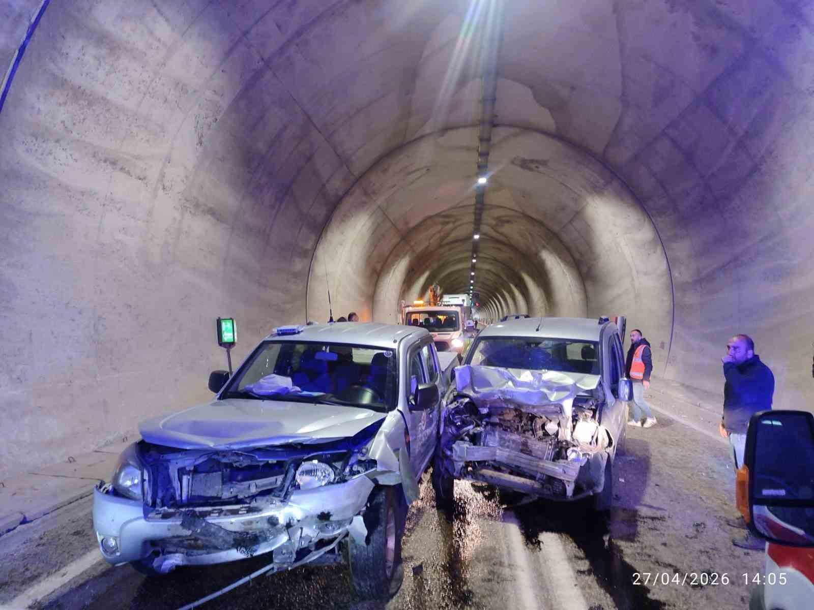 artvinde 7 kisinin yaralandigi tunel kazasi kamerada 1 Uv8lfnvj