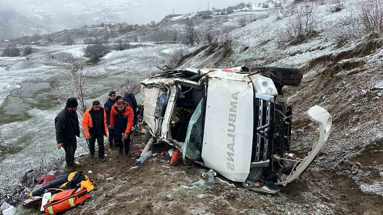 artvinde ambulans ucuruma yuvarlandi 1 olu 4 yarali 0 crlmFgdj