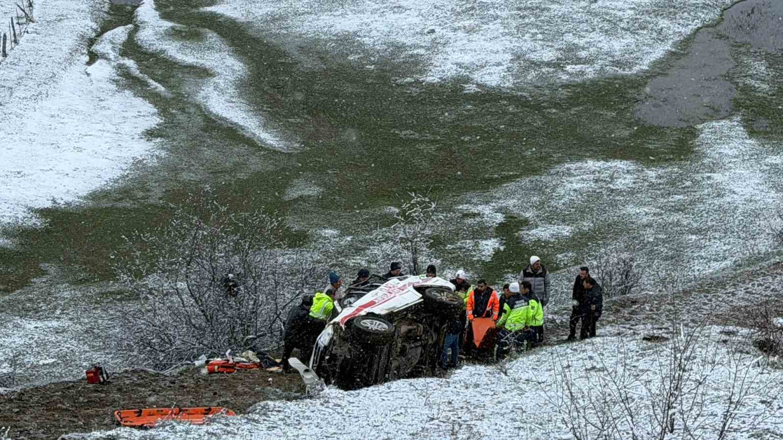 artvinde ambulans ucuruma yuvarlandi 1 olu 4 yarali 2 5muuNdJQ