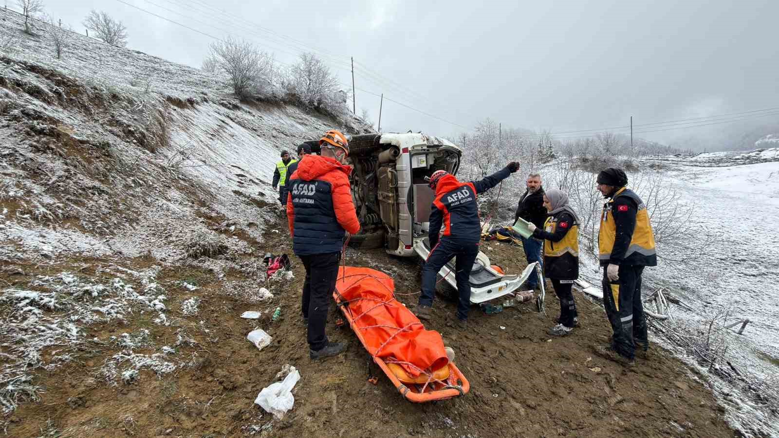 artvinde ambulans ucuruma yuvarlandi 1 olu 4 yarali 4 JiiAqyCE