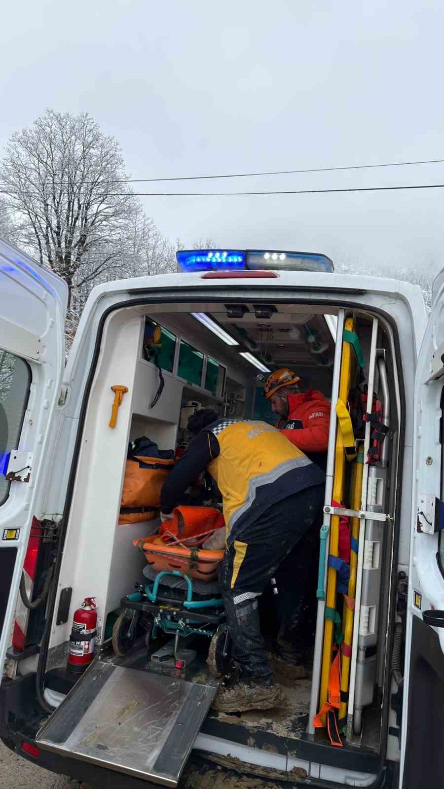 artvinde ambulans ucuruma yuvarlandi 1 olu 4 yarali 6