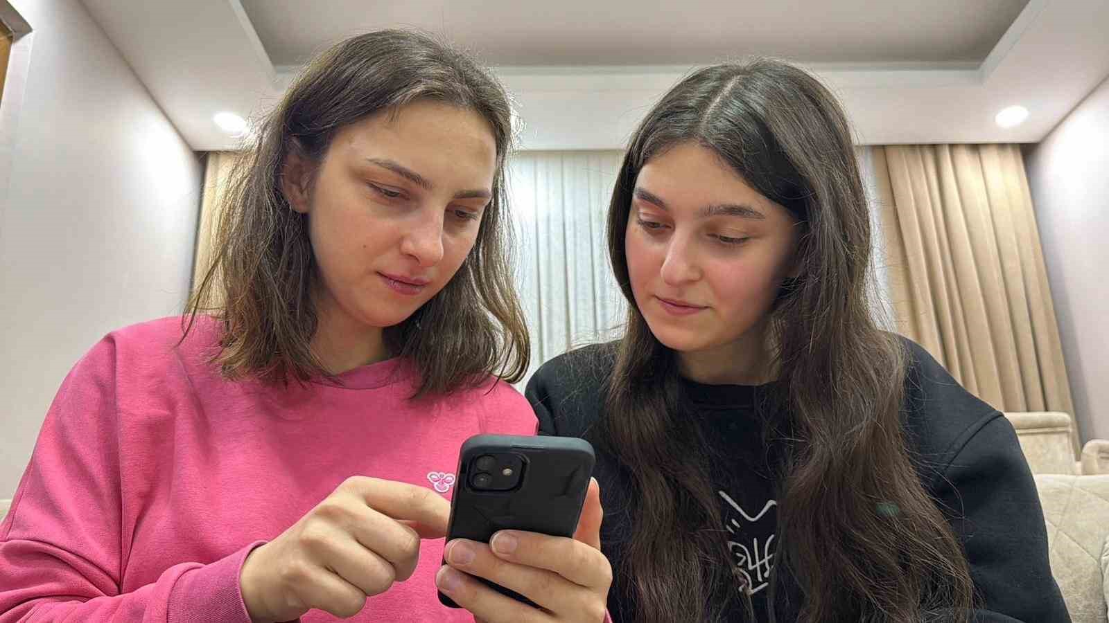 artvinde aralarinda 11 yas olan kardeslerin telefonlarinin yuz tanima saskinligi 0 6R1NYJpc
