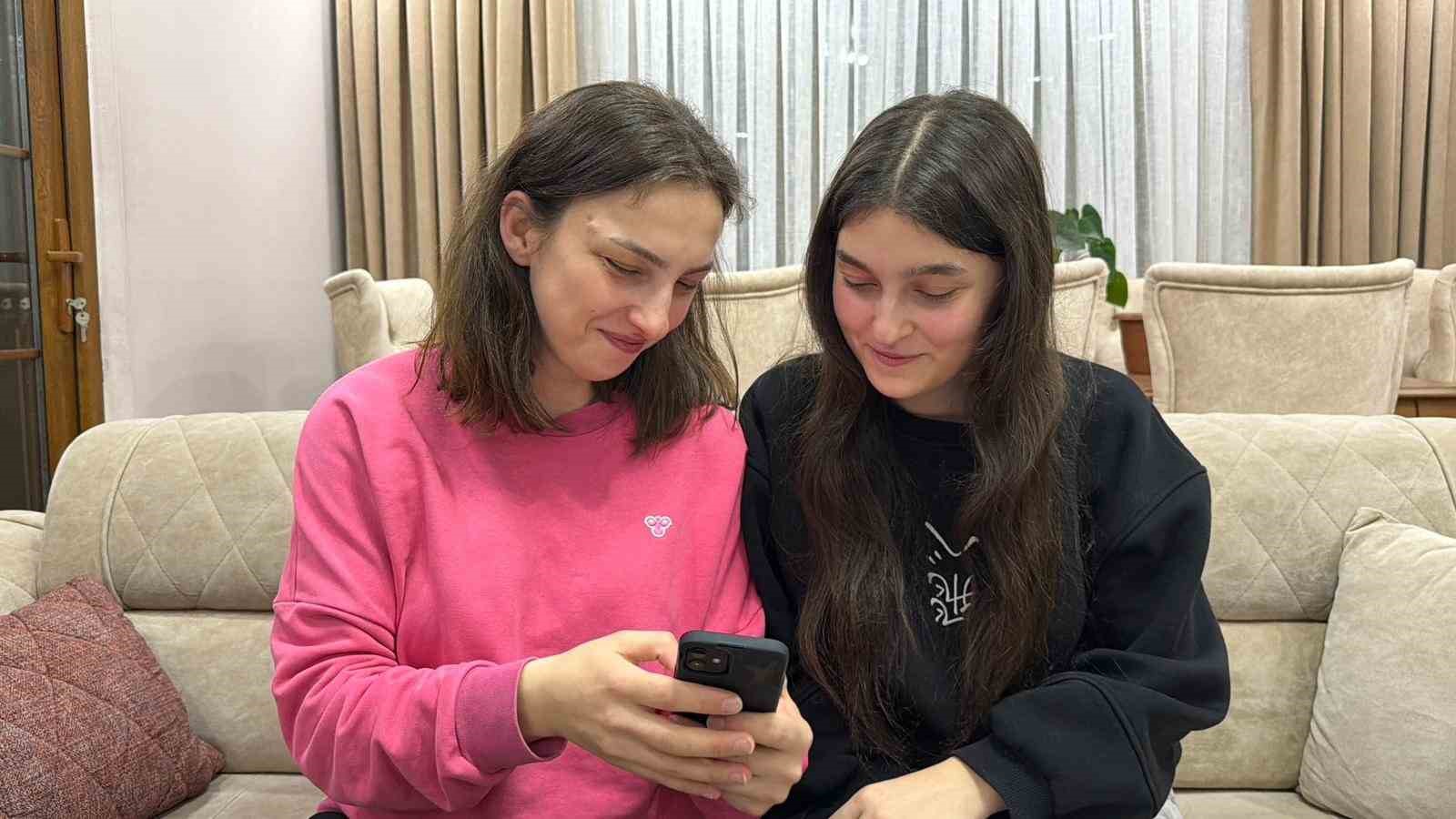 artvinde aralarinda 11 yas olan kardeslerin telefonlarinin yuz tanima saskinligi 1 k9UTd9IJ