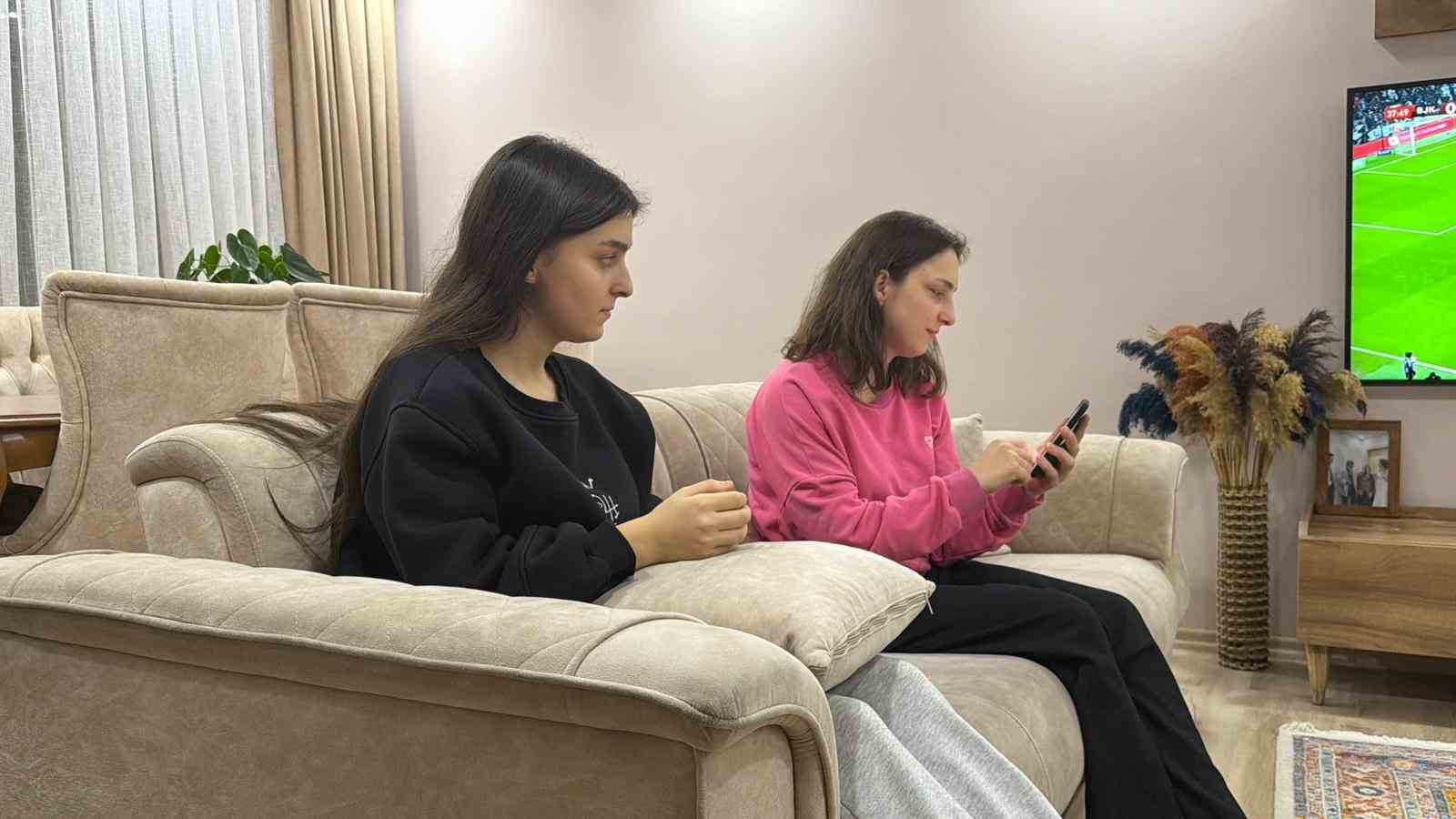 artvinde aralarinda 11 yas olan kardeslerin telefonlarinin yuz tanima saskinligi 2 B1QqKCvY