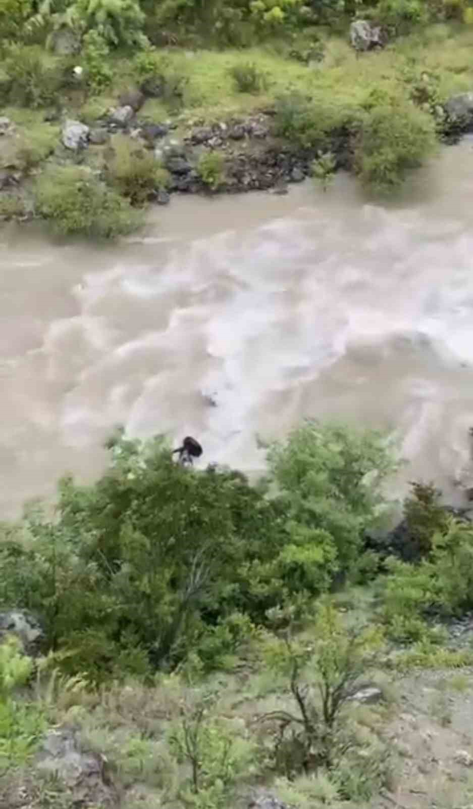 Artvin’de bir otomobil Çoruh Nehri’ne düştü; baba ile oğlu aranıyor 4 artvinde bir otomobil coruh nehrine dustu baba ile oglu araniyor 0 fSEKumRz