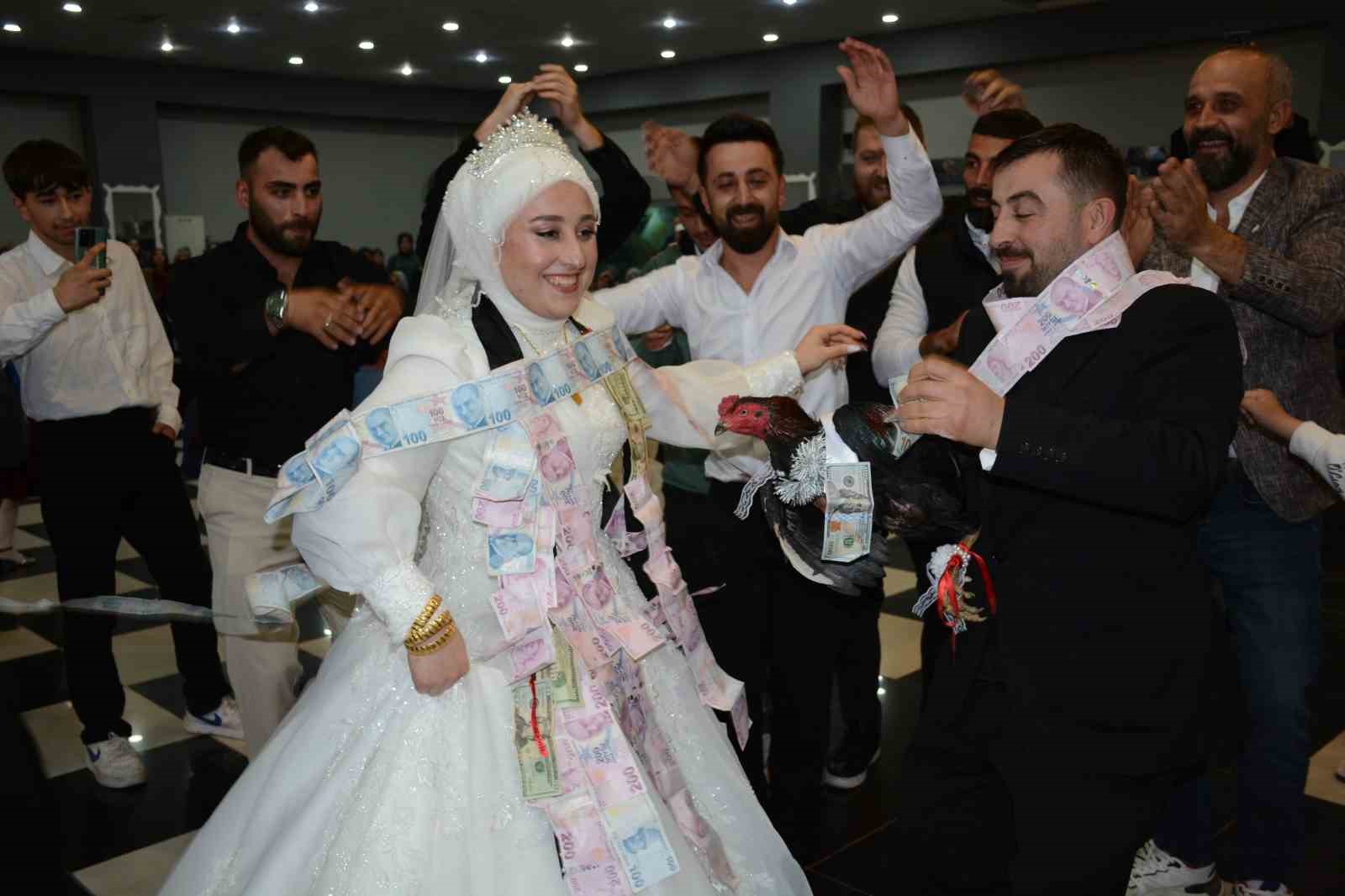 artvinde damada arkadaslarindan canli tavuk ve horoz surprizi 0 9zi3bPX9