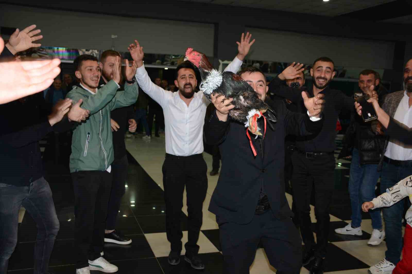 artvinde damada arkadaslarindan canli tavuk ve horoz surprizi 1 TY7OhBcm