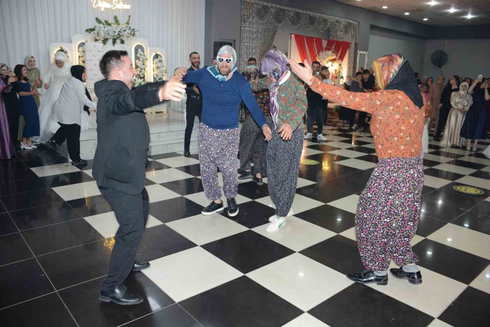 artvinde damada arkadaslarindan canli tavuk ve horoz surprizi 4 aJgnewKQ