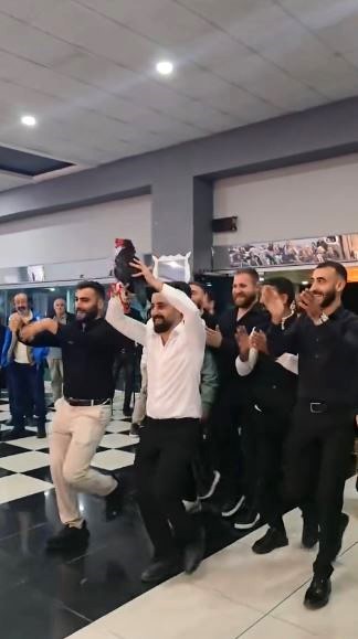 artvinde damada arkadaslarindan canli tavuk ve horoz surprizi 5 bpqtS1Yl