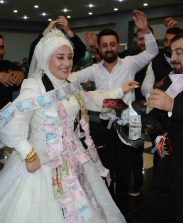 artvinde-damada-arkadaslarindan-canli-tavuk-ve-horoz-surprizi-AzLKMwnG.jpg