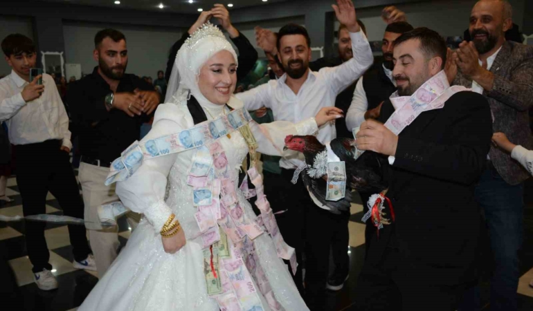 artvinde-damada-arkadaslarindan-canli-tavuk-ve-horoz-surprizi-AzLKMwnG.jpg