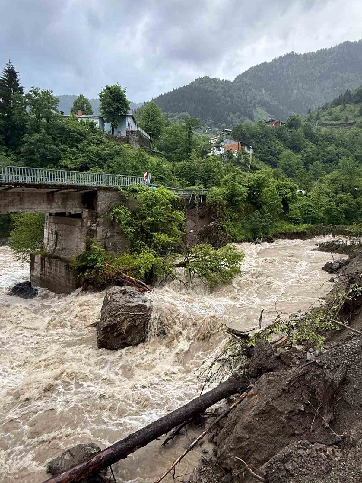 artvinde dere tasti 5 koyun ulasimini saglayan yol hasar gordu 5