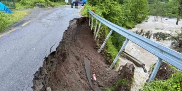 artvinde-dere-tasti-5-koyun-ulasimini-saglayan-yol-hasar-gordu-WMXbOtwJ.jpg