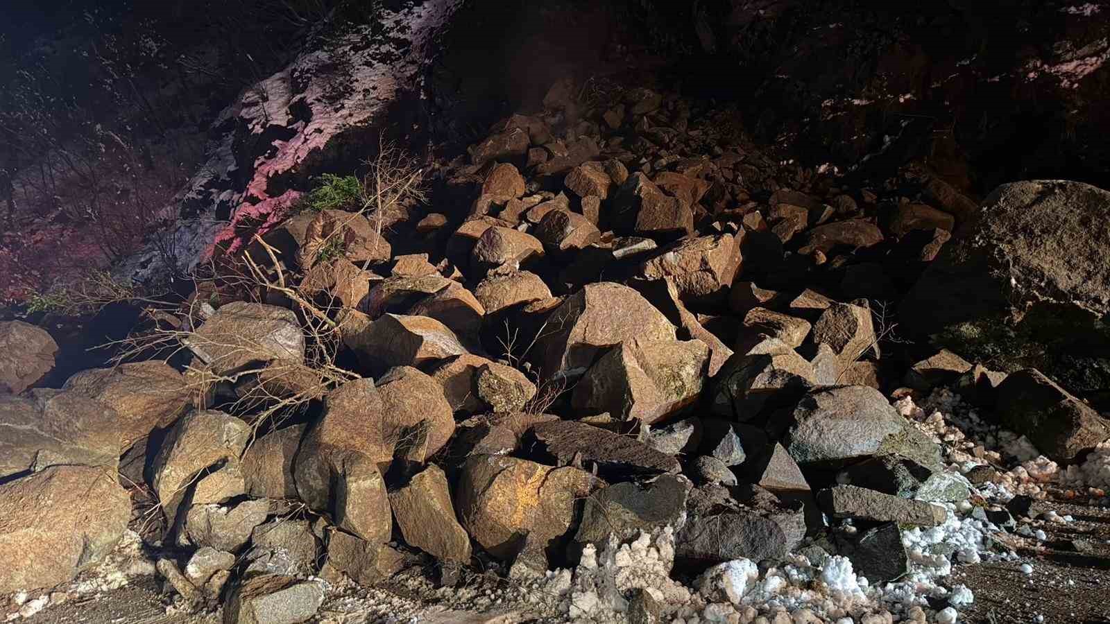 artvinde heyelan borcka hopa karayolu ulasima kapandi 1 Dwj8h82y