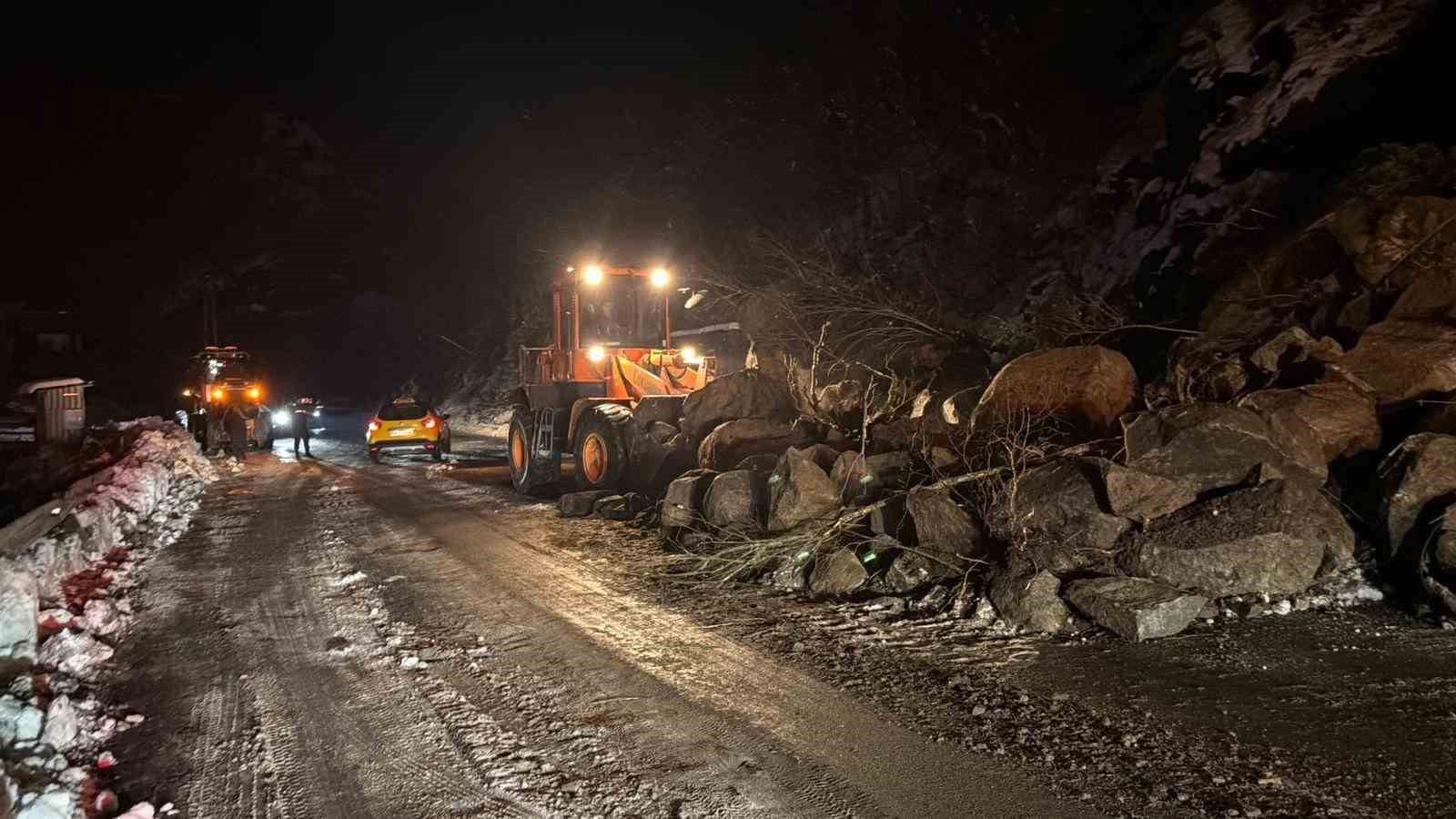 artvinde heyelan borcka hopa karayolu ulasima kapandi 2 7BHSeVa5