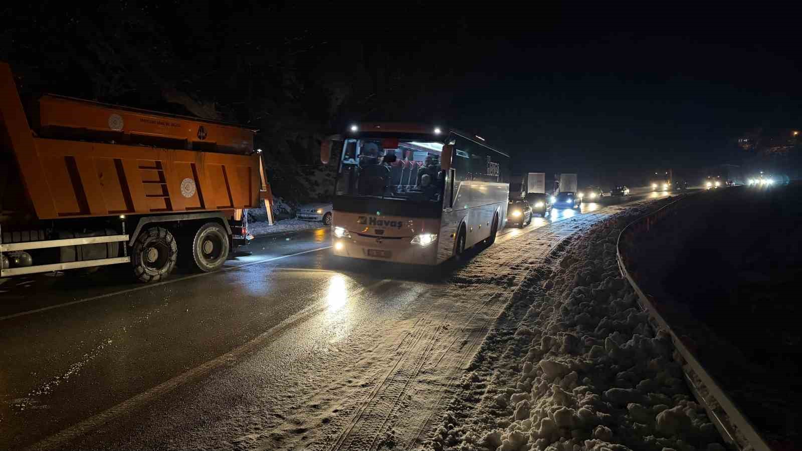 artvinde heyelan borcka hopa karayolu ulasima kapandi 4 D143iGtq