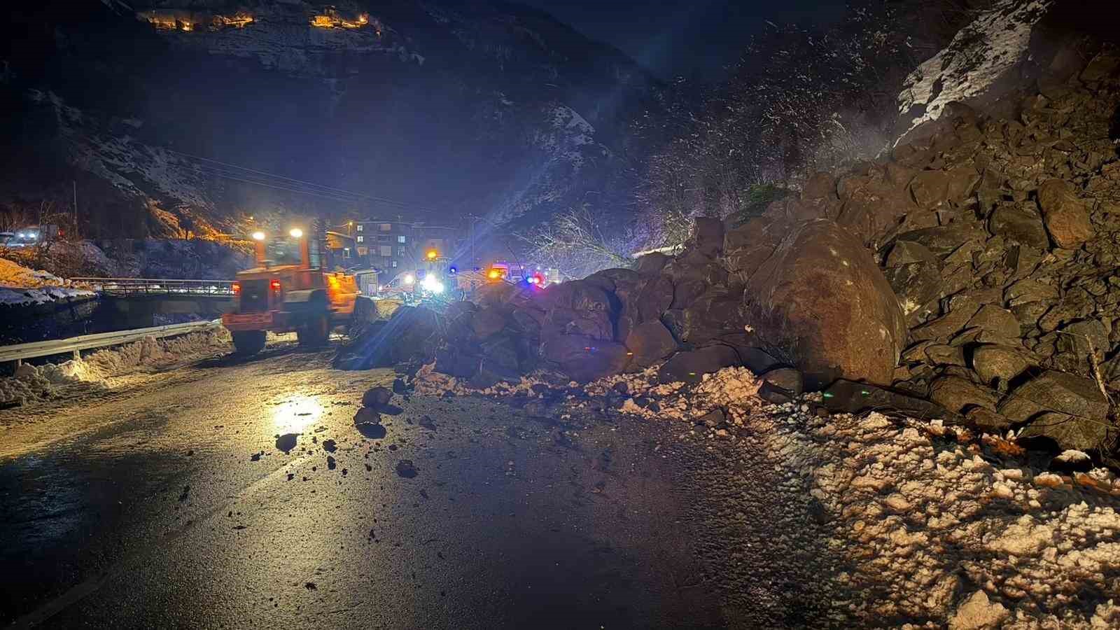 artvinde heyelan borcka hopa karayolu ulasima kapandi 6 O59PIuZM