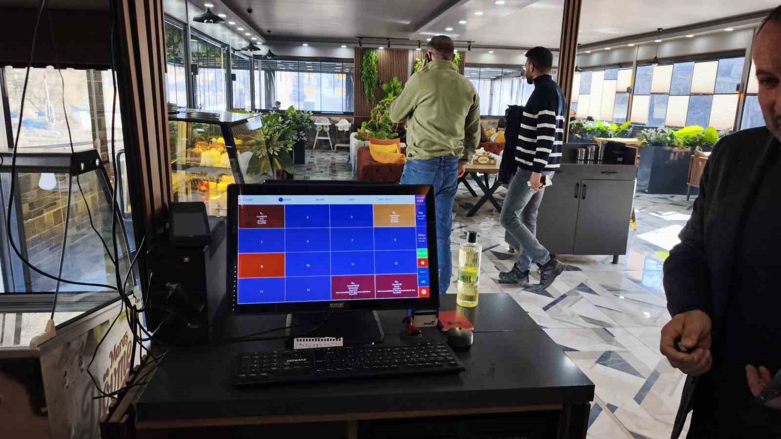 artvinde kafedeki hirsizlik ani kamerada 2 IZKsvtPc