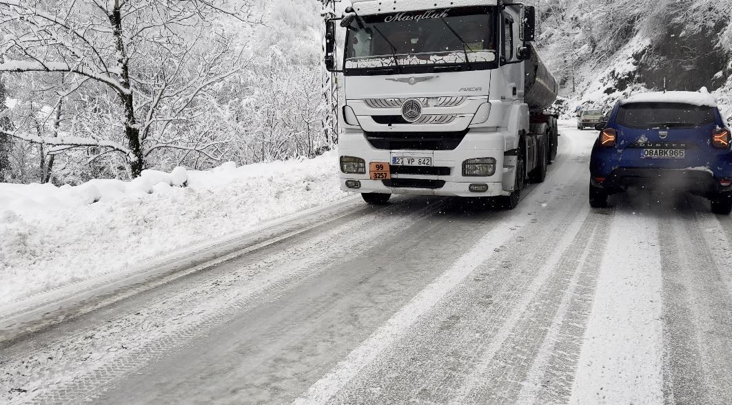 Artvin’de karla kaplanan yol kazaları beraberinde getirdi 4 artvinde karla kaplanan yol kazalari beraberinde getirdi 0