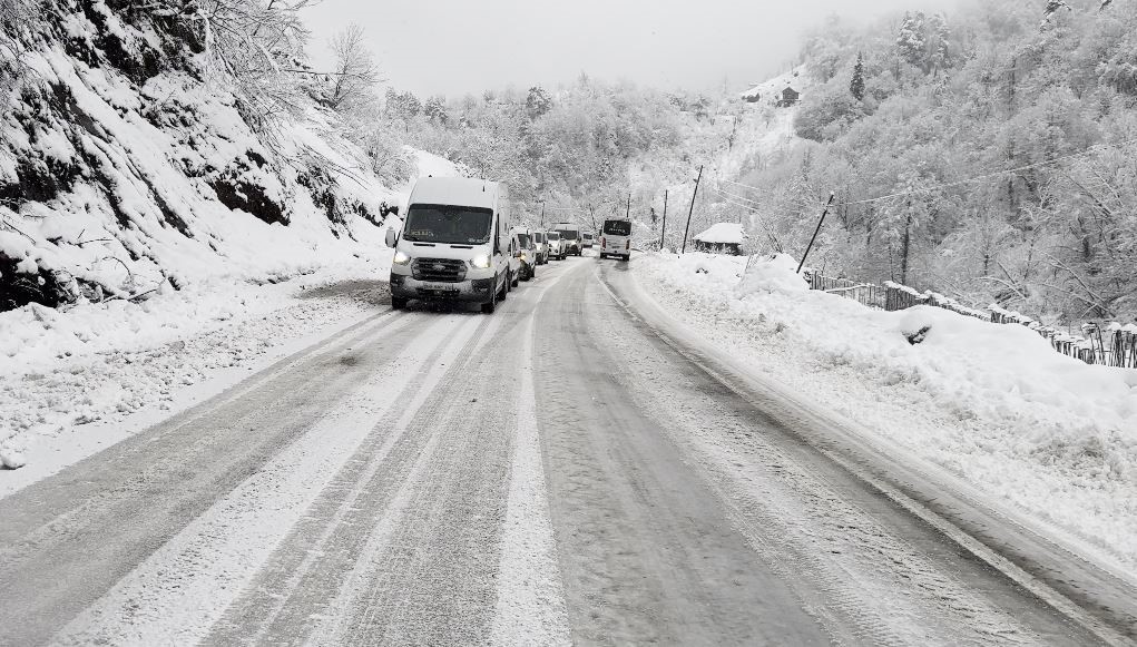 Artvin’de karla kaplanan yol kazaları beraberinde getirdi 5 artvinde karla kaplanan yol kazalari beraberinde getirdi 1