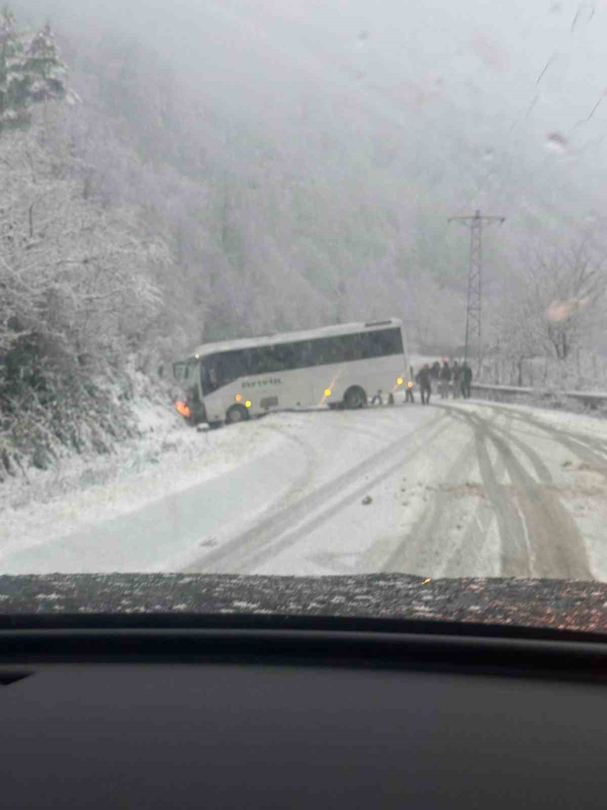 Artvin’de karla kaplanan yol kazaları beraberinde getirdi 6 artvinde karla kaplanan yol kazalari beraberinde getirdi 2 prfhjKsq