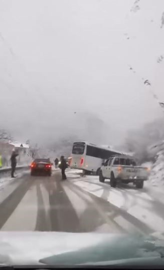 Artvin’de karla kaplanan yol kazaları beraberinde getirdi 7 artvinde karla kaplanan yol kazalari beraberinde getirdi 3 PTyLySYb