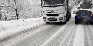 artvinde-karla-kaplanan-yol-kazalari-beraberinde-getirdi-u4NjFcuI.jpg