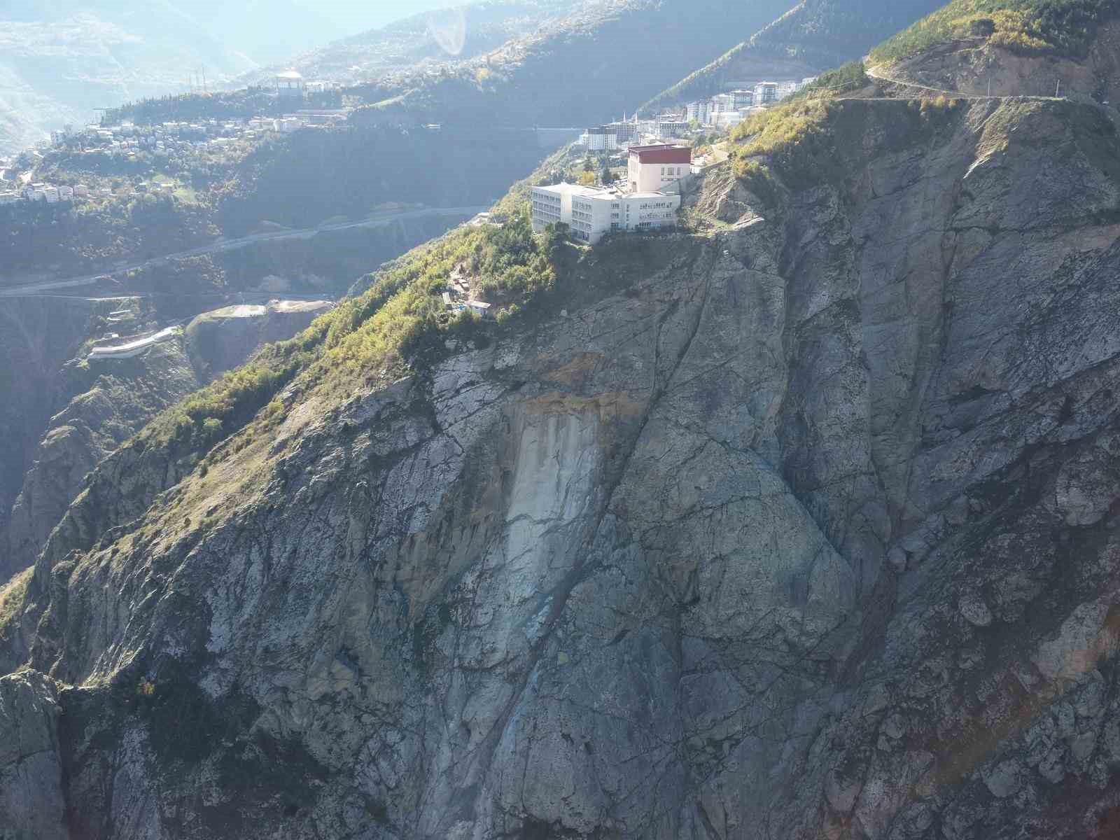 artvinde kaya kopmasi panige neden oldu iki lise tahliye edildi 0 gjiRnl8s