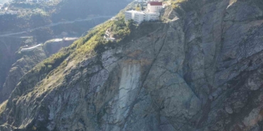 artvinde-kaya-kopmasi-panige-neden-oldu-iki-lise-tahliye-edildi-4drChH7m.jpg