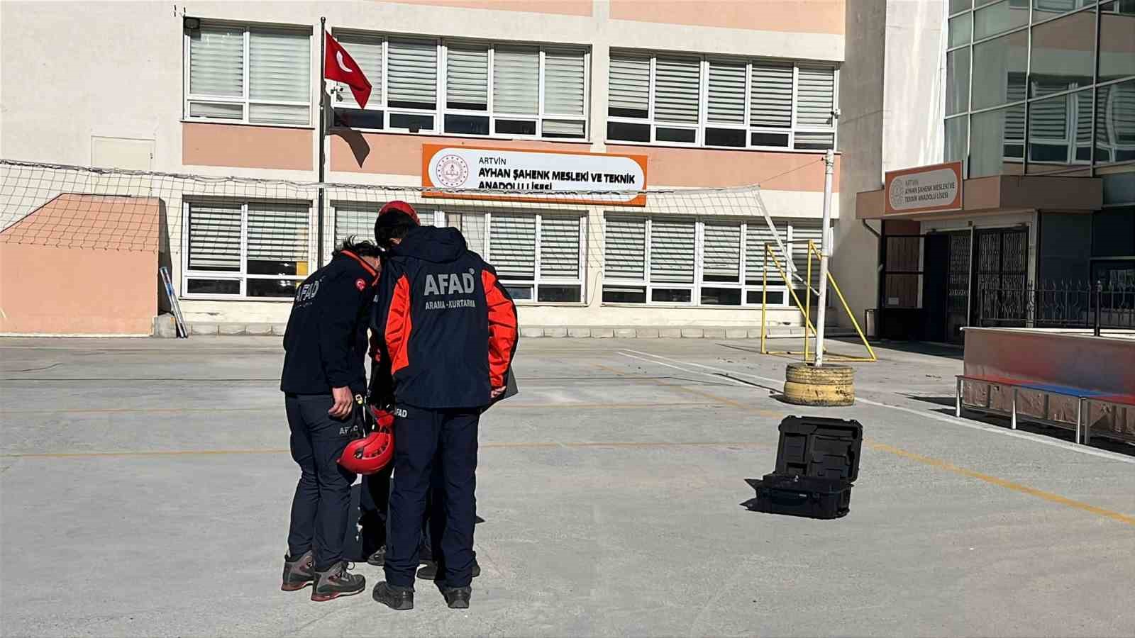 artvinde kaya kopmasi panige neden oldu iki lise tahliye edildi 6 h6iTtTGy