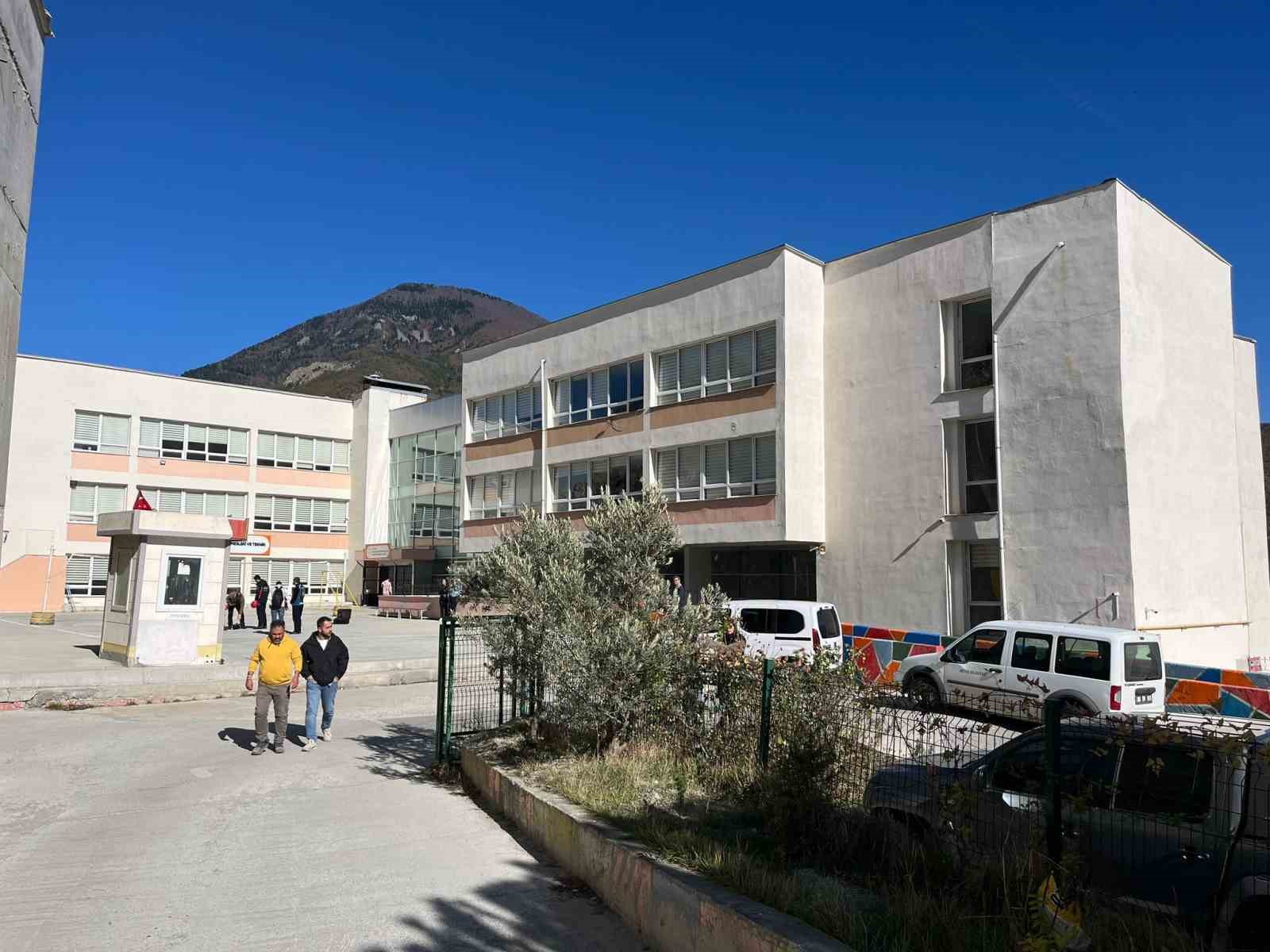 artvinde kaya kopmasi panige neden oldu iki lise tahliye edildi 7 OPyzb7P2