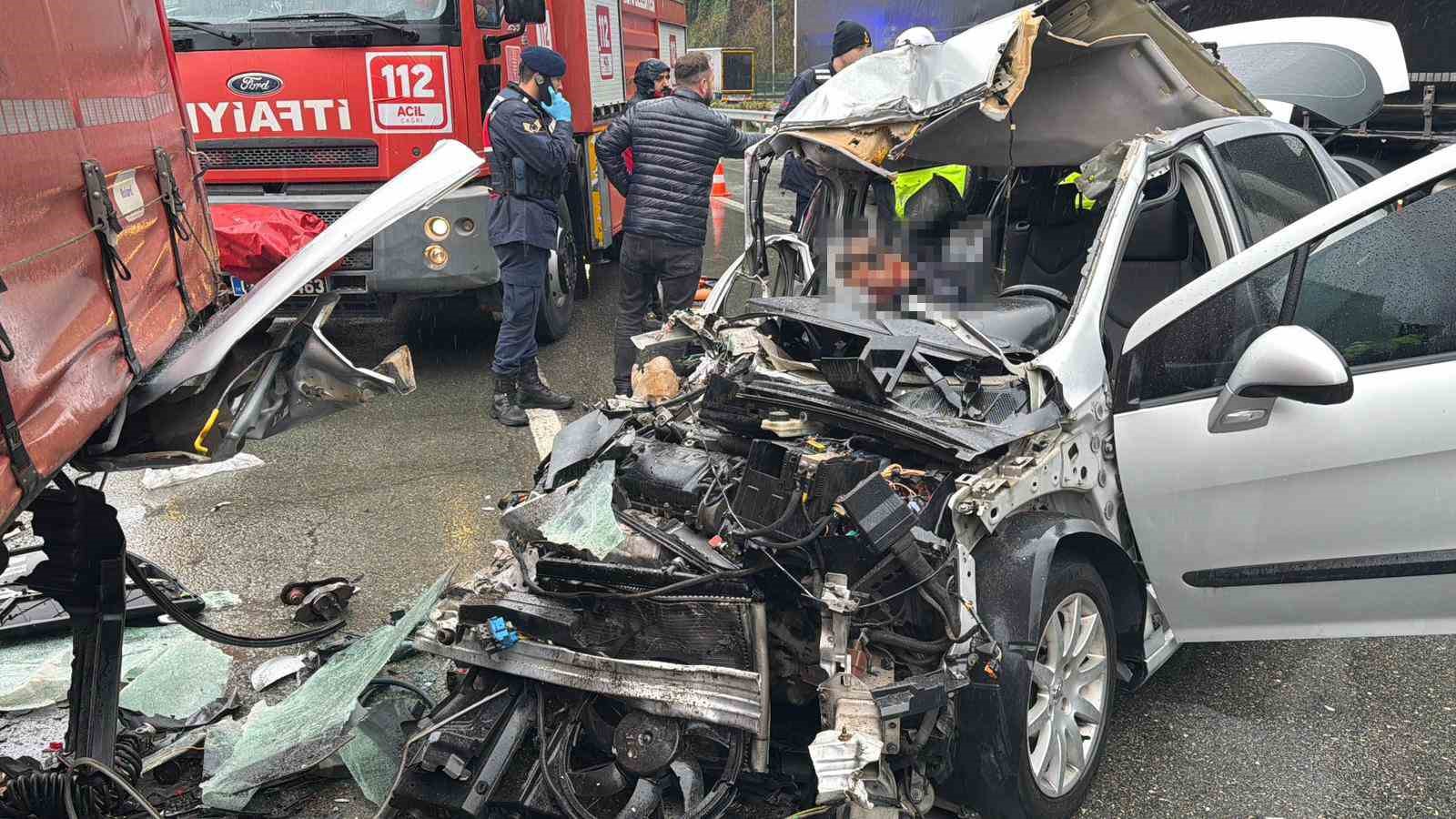 artvinde otomobil park halindeki tira carpti 2 olu 1 yarali 11 WuCr2pka