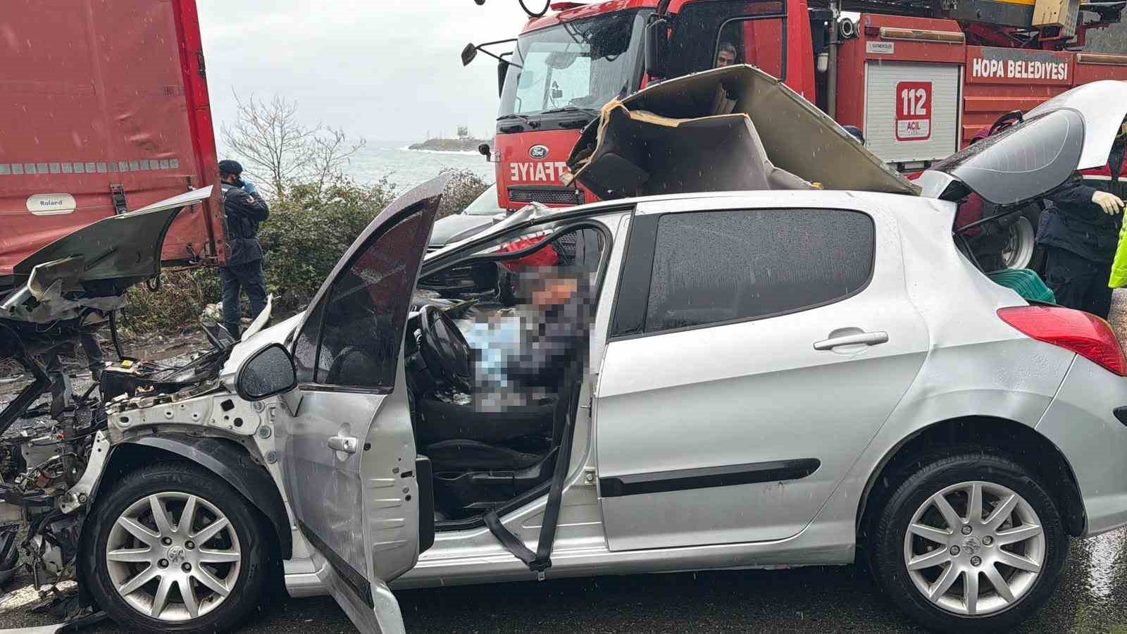 artvinde otomobil park halindeki tira carpti 2 olu 1 yarali 3 3rIfNY7I