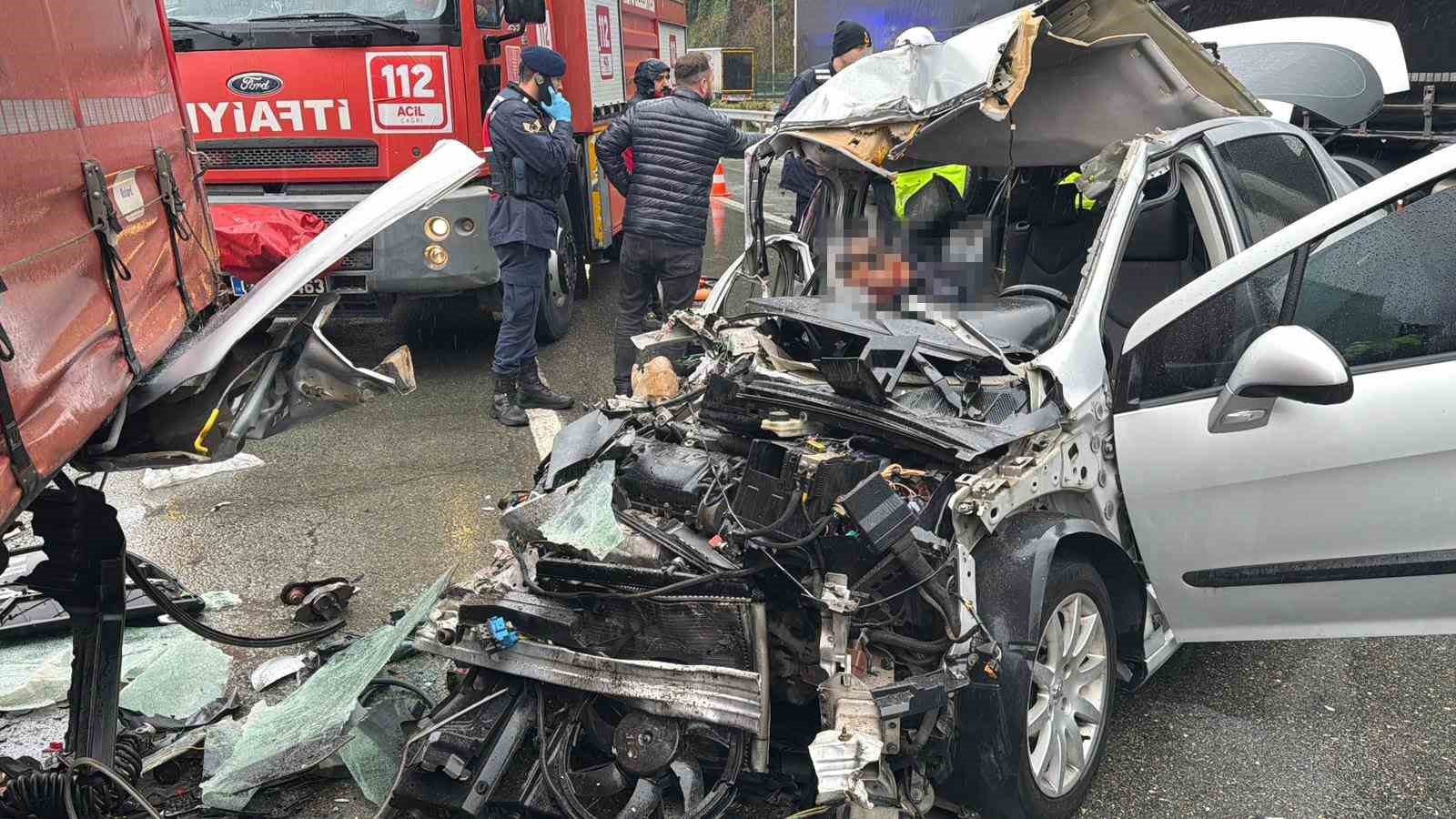 artvinde otomobil park halindeki tira carpti 2 olu 1 yarali 4 deKbZJ8y