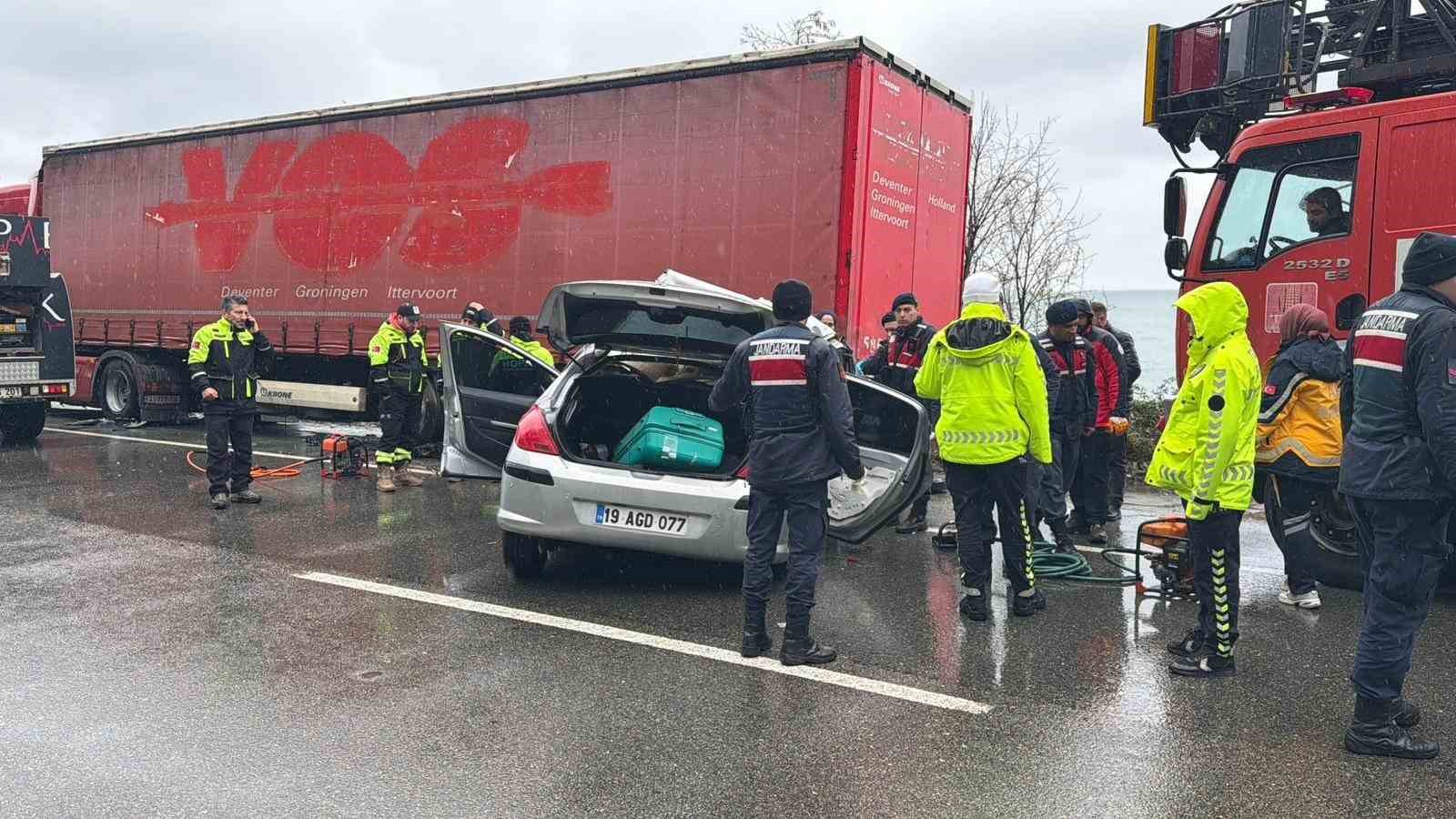 artvinde otomobil park halindeki tira carpti 2 olu 1 yarali 6 9TiNH6Cy