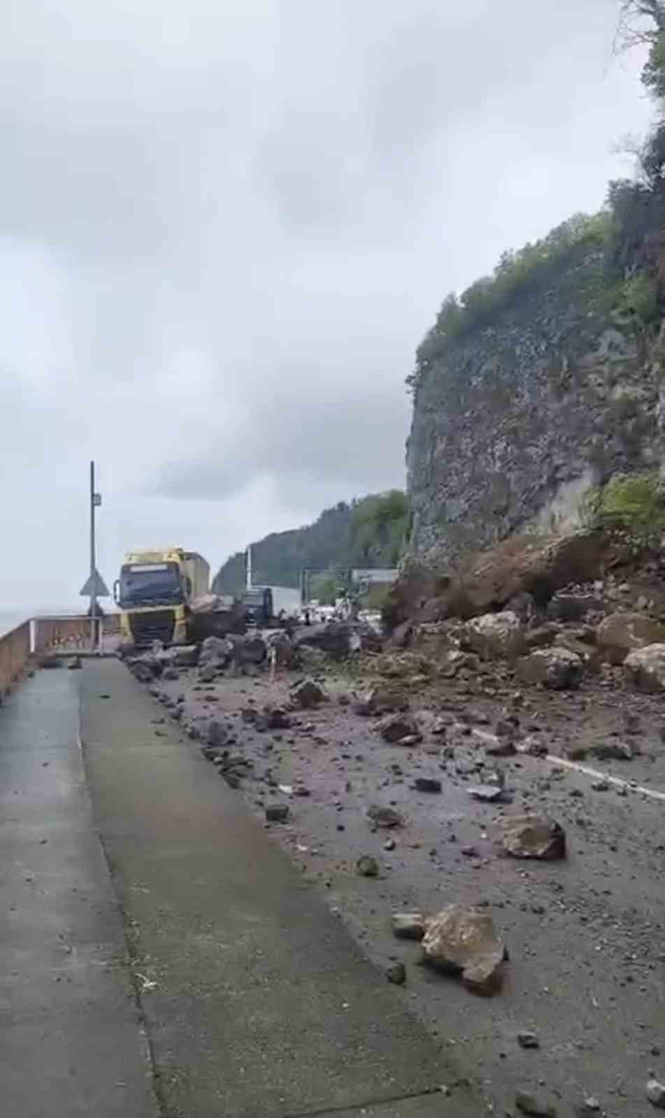 Artvin’de Sarp Sınır Kapısı yolunda heyelan 5 artvinde sarp sinir kapisi yolunda heyelan 1 lhPqGW3i