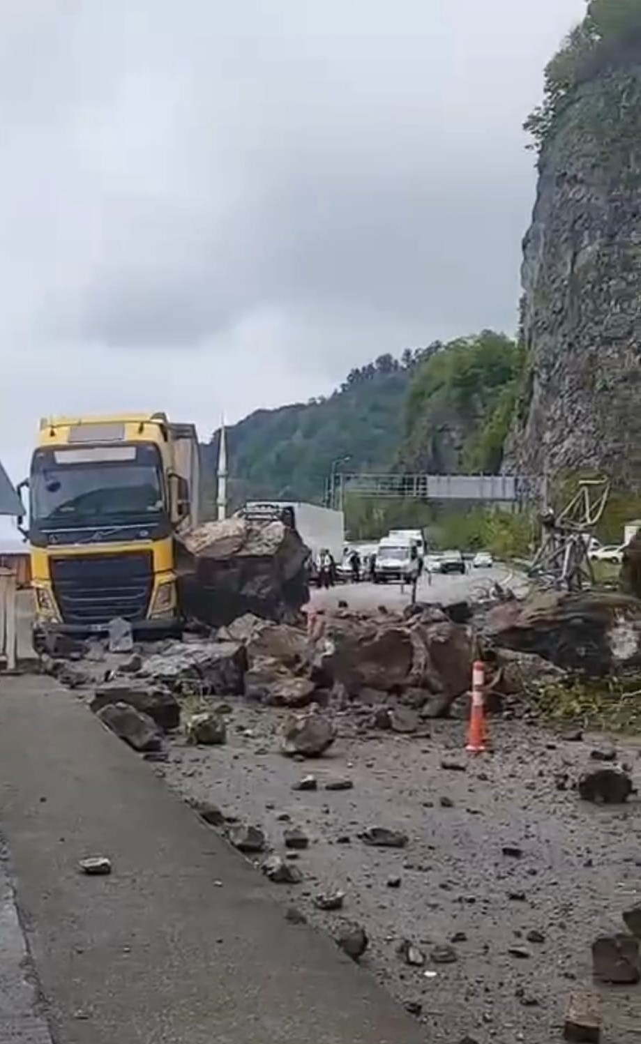 Artvin’de Sarp Sınır Kapısı yolunda heyelan 6 artvinde sarp sinir kapisi yolunda heyelan 2 PEvG6vMI