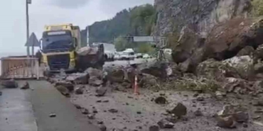 artvinde-sarp-sinir-kapisi-yolunda-heyelan-A4chiHDn.jpg